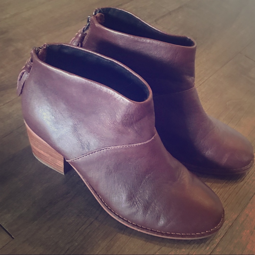 Toms Full Grain Leather Women's Leila Booties
